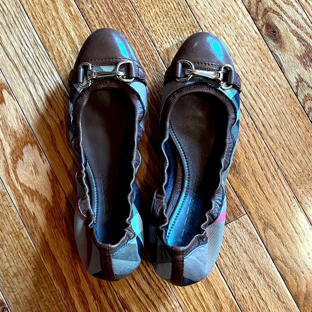 Women Burberry brown/Burberry plaid/ gold buckle. Size 41.